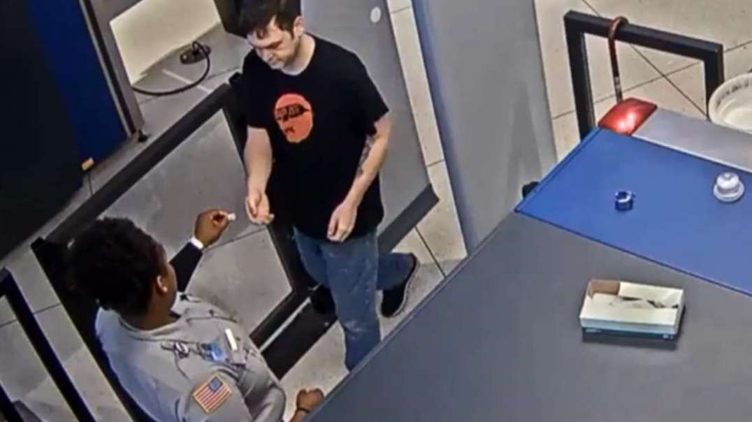 Watch airport security worker slip passenger alleged ‘you ugly’ note