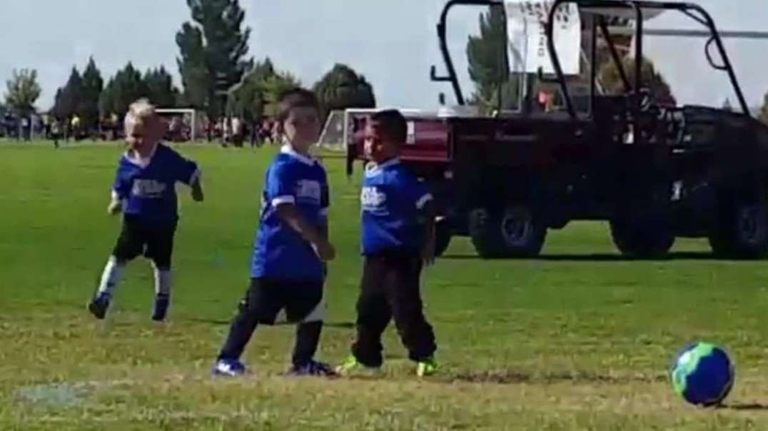 رقص خنده دار پسر بچه در بازی فوتبال